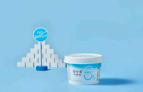 简爱酸奶争议不断，销量却逆势增长，谁在为高端酸奶买单？