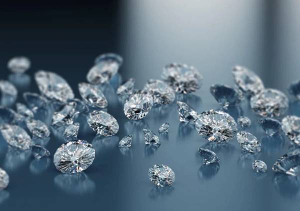 钻石市场争夺战白热化：是天然钻石守旧，还是人造钻石太火？
