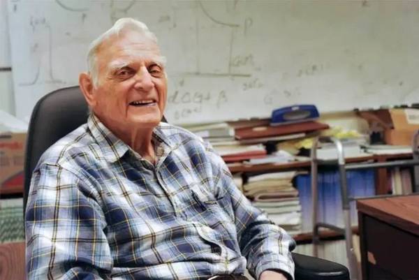 锂电之父去世，参加过二战，97岁获诺贝尔奖